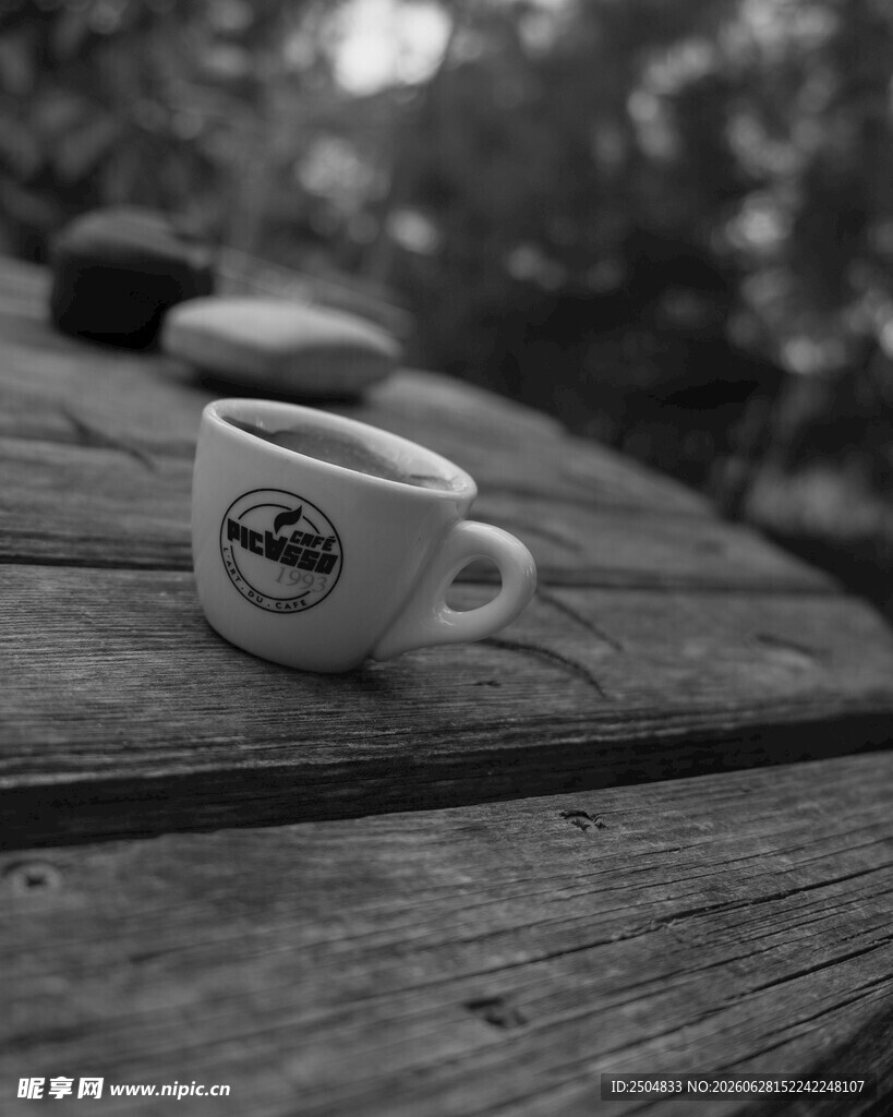 木桌上的简约咖啡杯