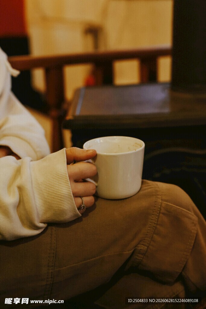 手捧白杯享受静谧时光