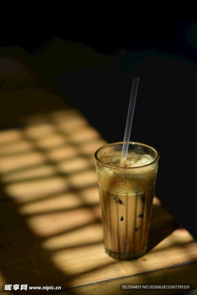 阳光下的玻璃杯咖啡