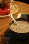 热饮 杯子 勺子 饮品 桌面 