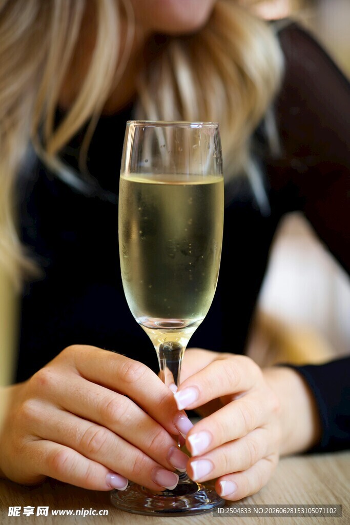 女子手持香槟酒杯