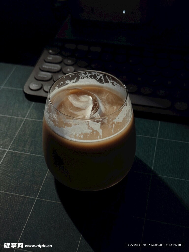 一杯美味的奶泡咖啡