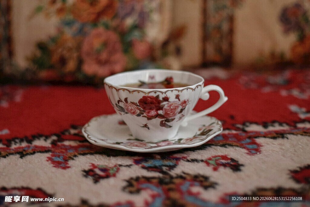 复古花卉图案精致茶杯