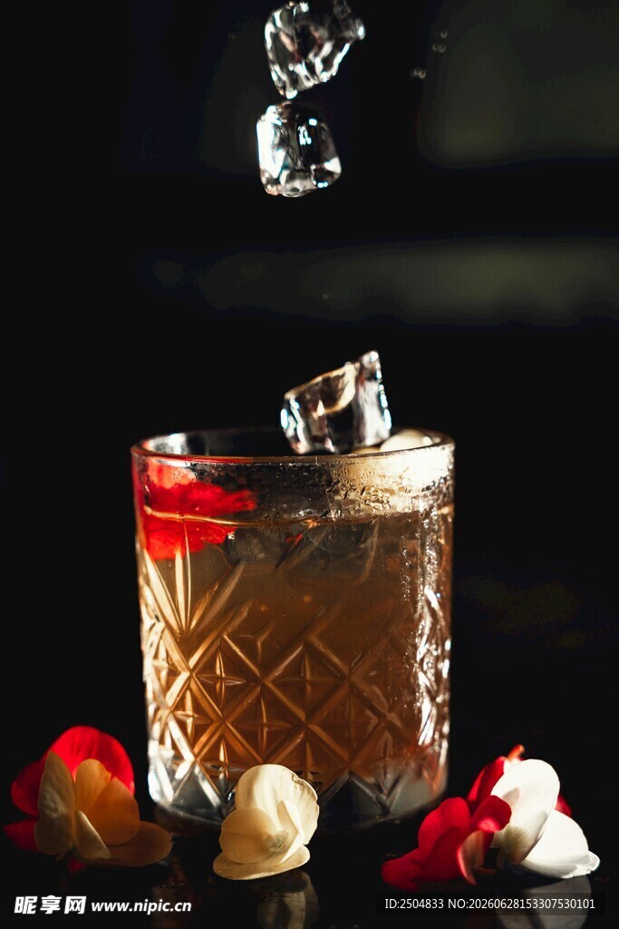 冰块落入威士忌酒杯瞬间