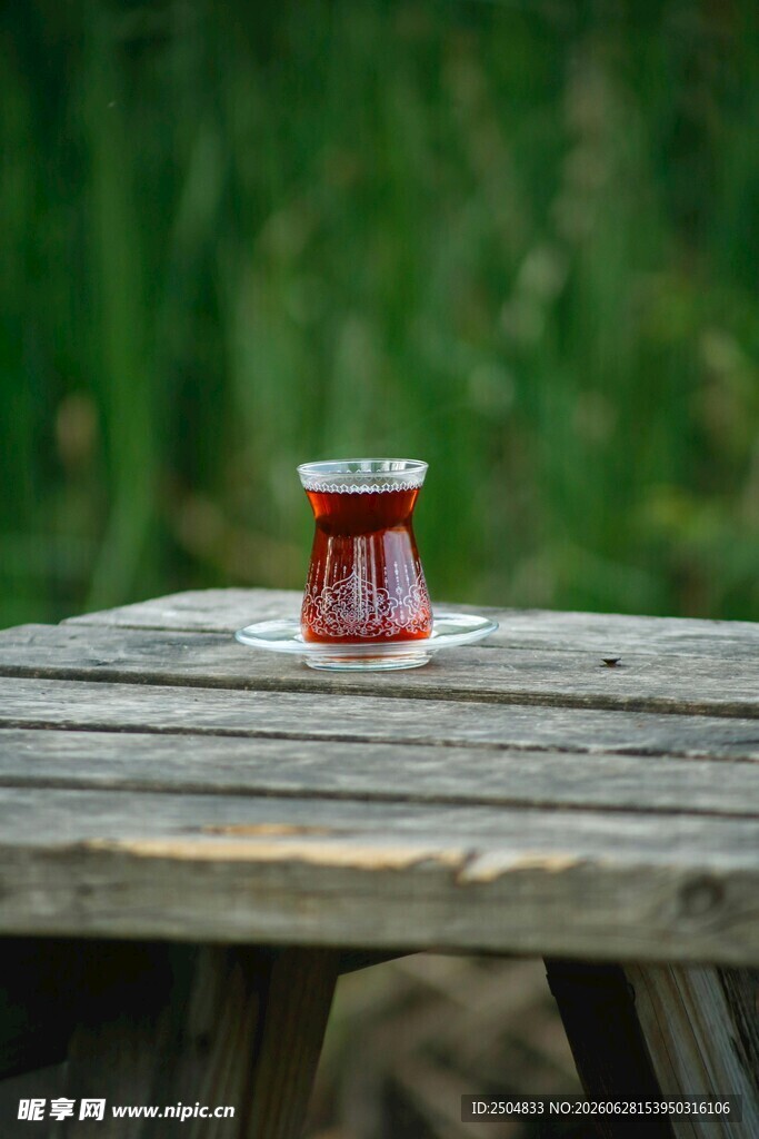 木桌上的红色小杯