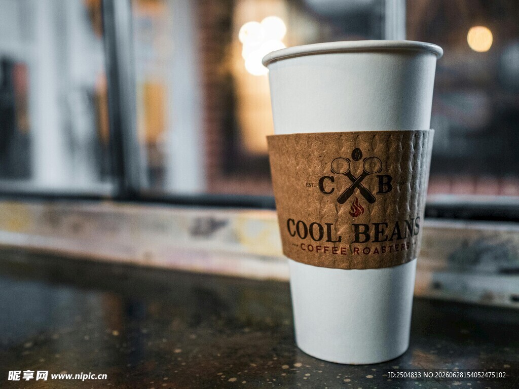 白色纸杯上的咖啡品牌标识