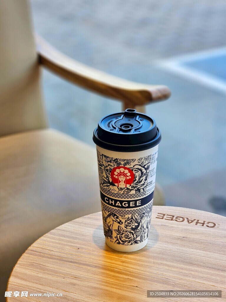 复古风花纹咖啡杯置于桌