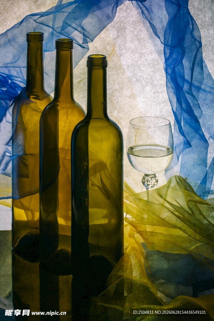 抽象画中的玻璃瓶与杯