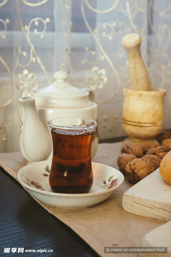 温馨桌前的茶饮与点心