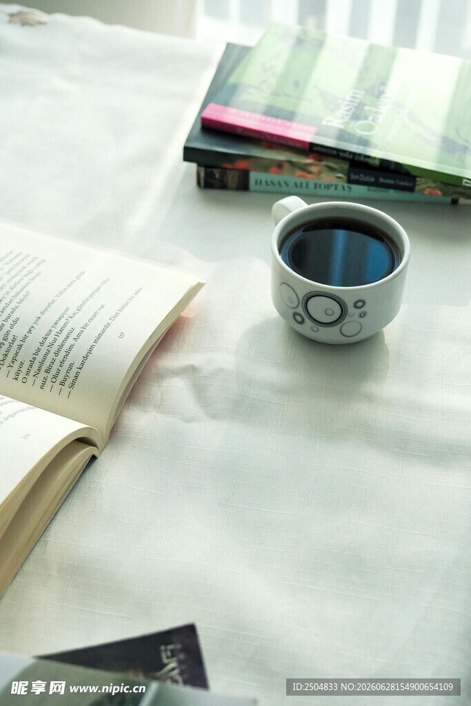 书本旁的咖啡杯