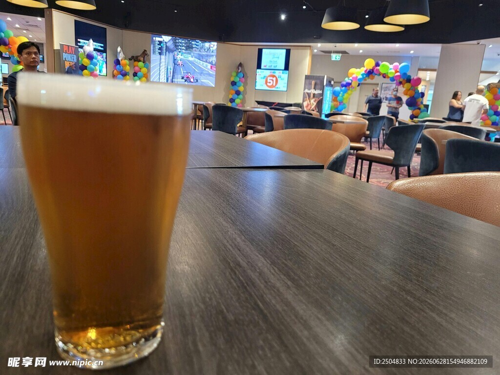 酒吧内的一杯鲜啤