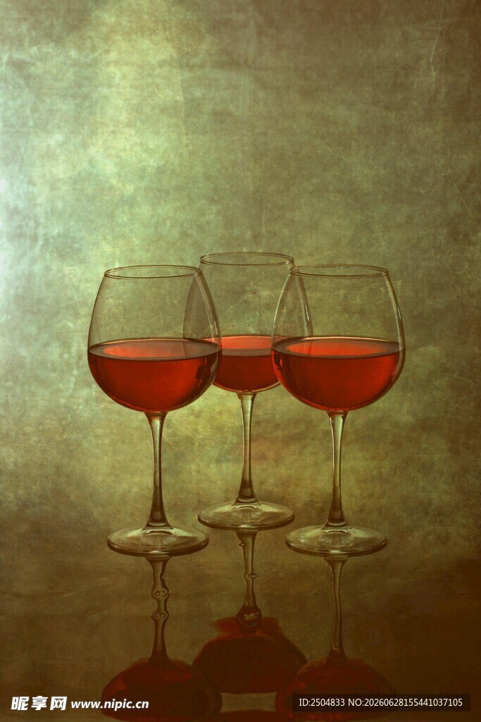 三只盛红酒的高脚杯