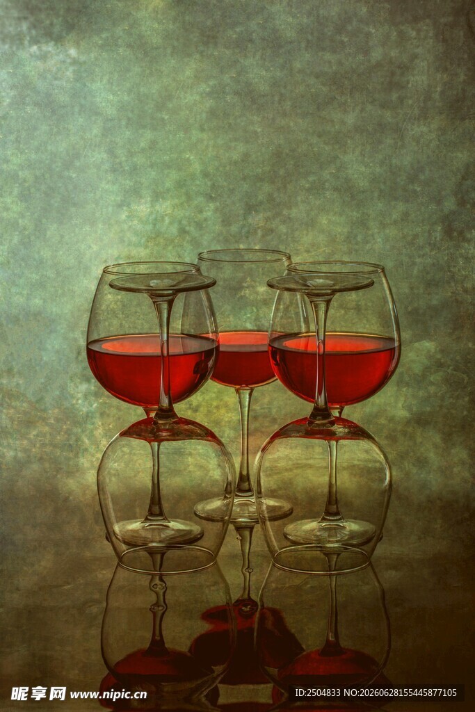 三只盛红酒的高脚杯