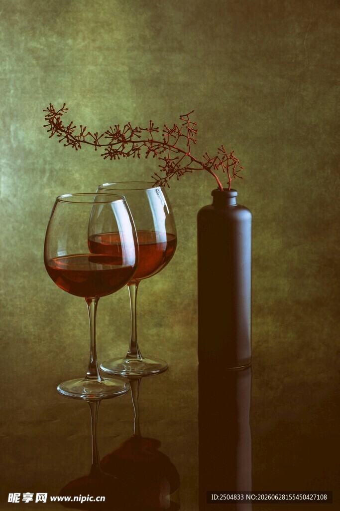 两杯红酒与烛台的雅致画面