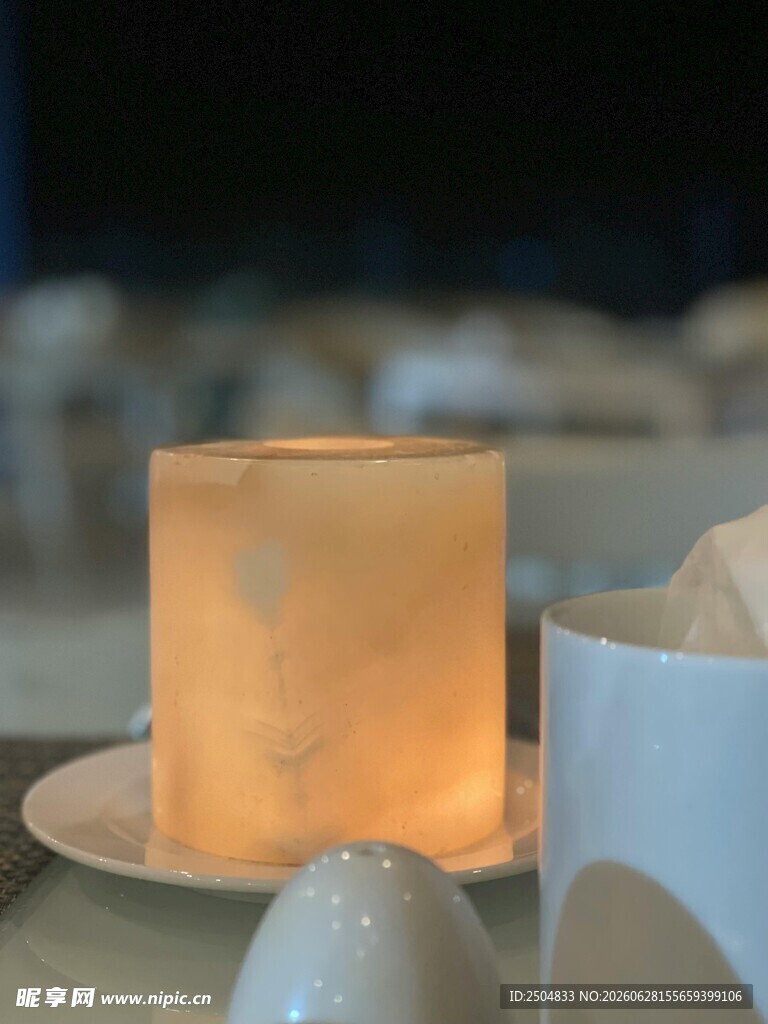 桌上点燃的温馨蜡烛