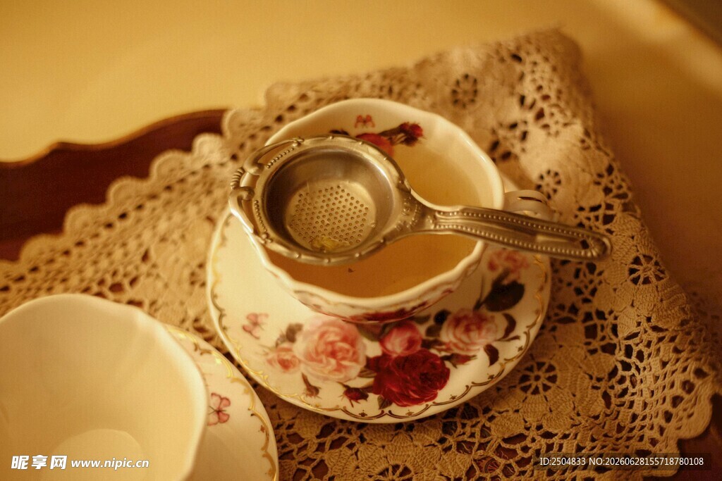 复古花纹茶具与暖茶