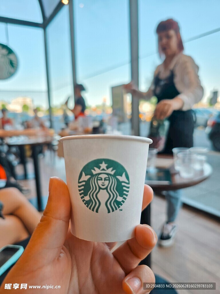 手持星巴克纸杯店内场景