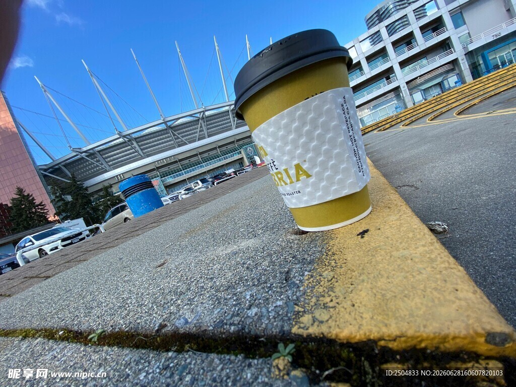 路边的一次性咖啡杯
