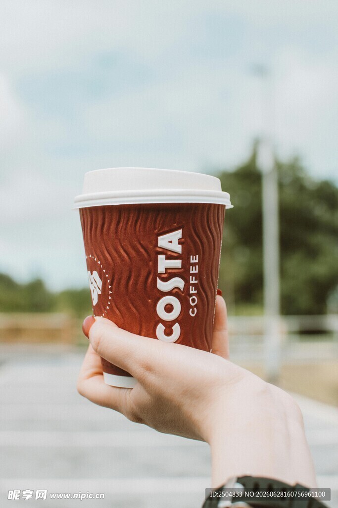 手持Costa咖啡杯