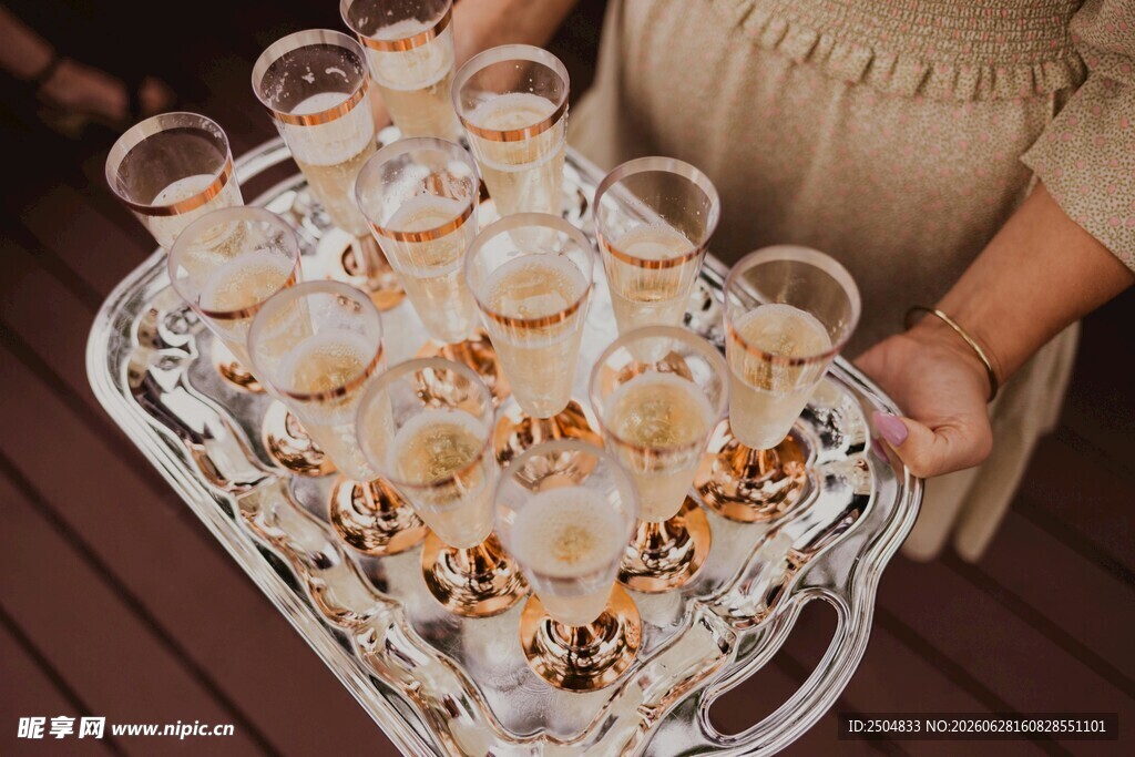 托盘上的精美香槟酒杯