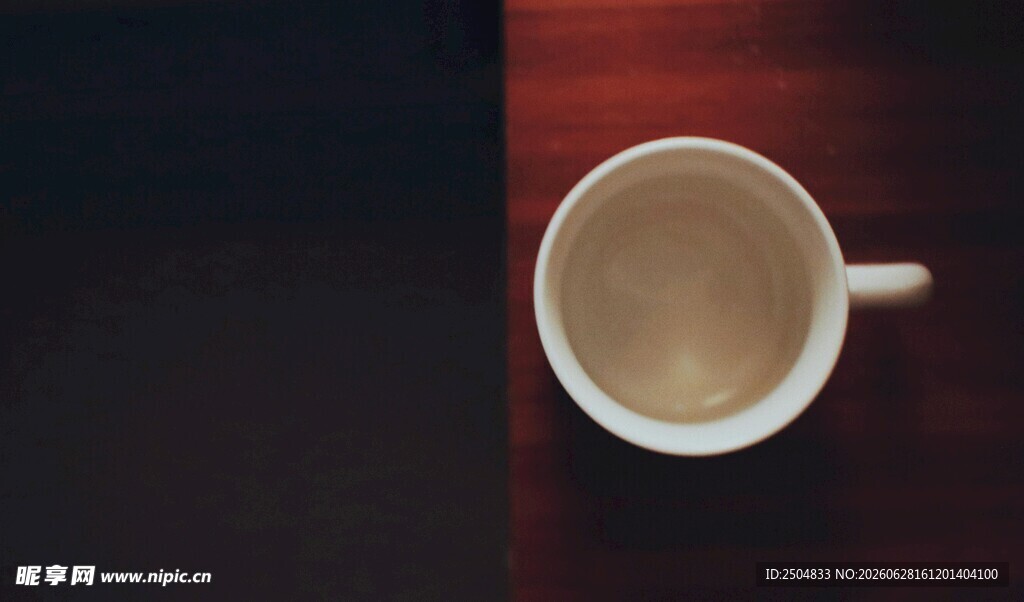 木桌上的白色咖啡杯