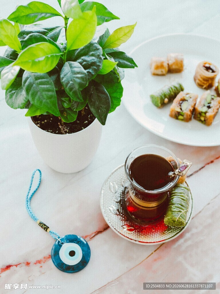绿植相伴的惬意茶饮时光