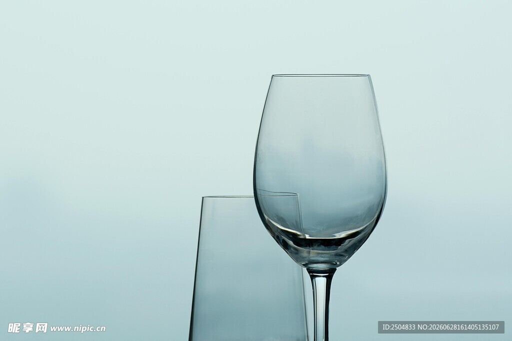 简约高脚酒杯静物图