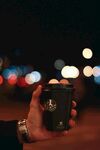 手持星巴克杯的温馨夜景