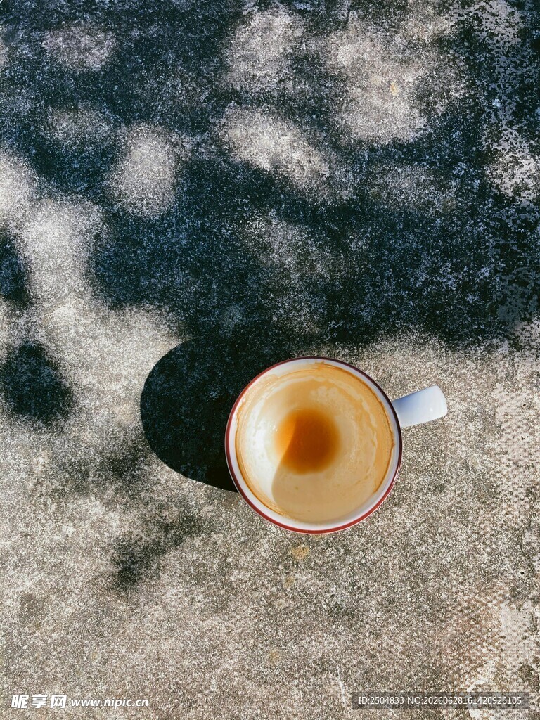 阳光下的咖啡杯