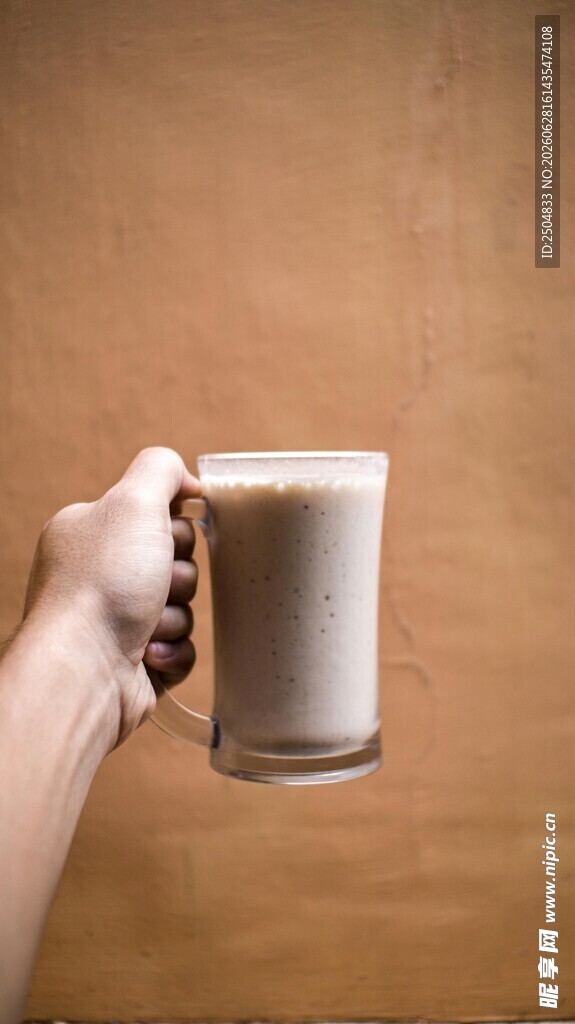 手持咖啡杯特写