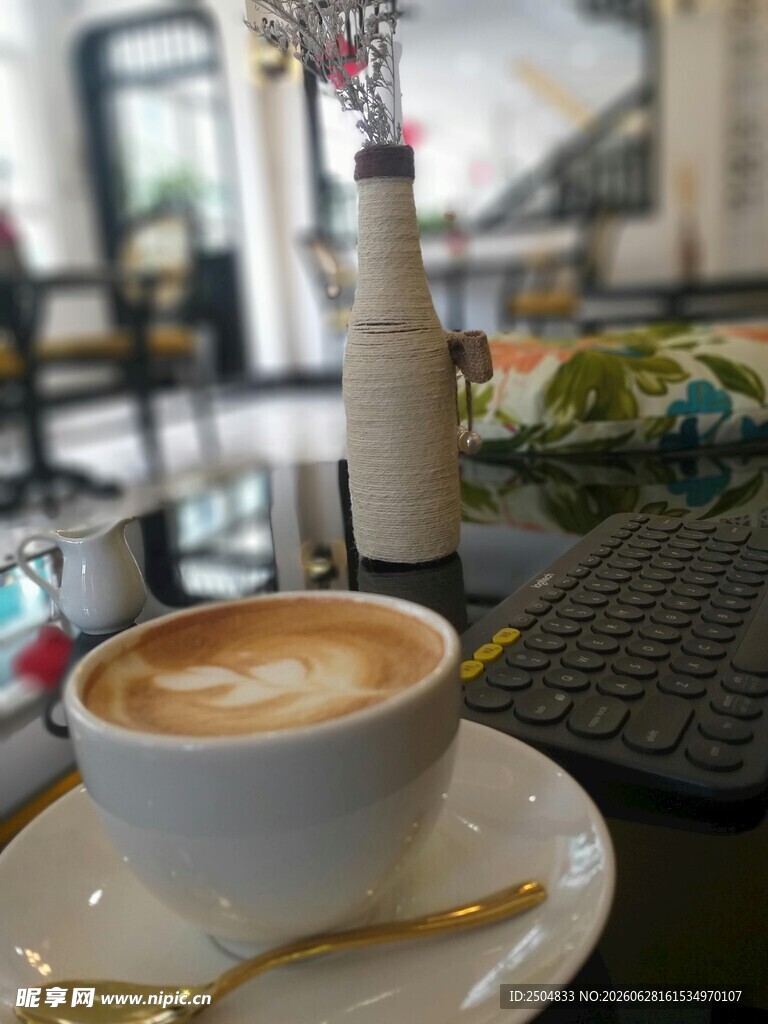 咖啡馆里的精致卡布奇诺