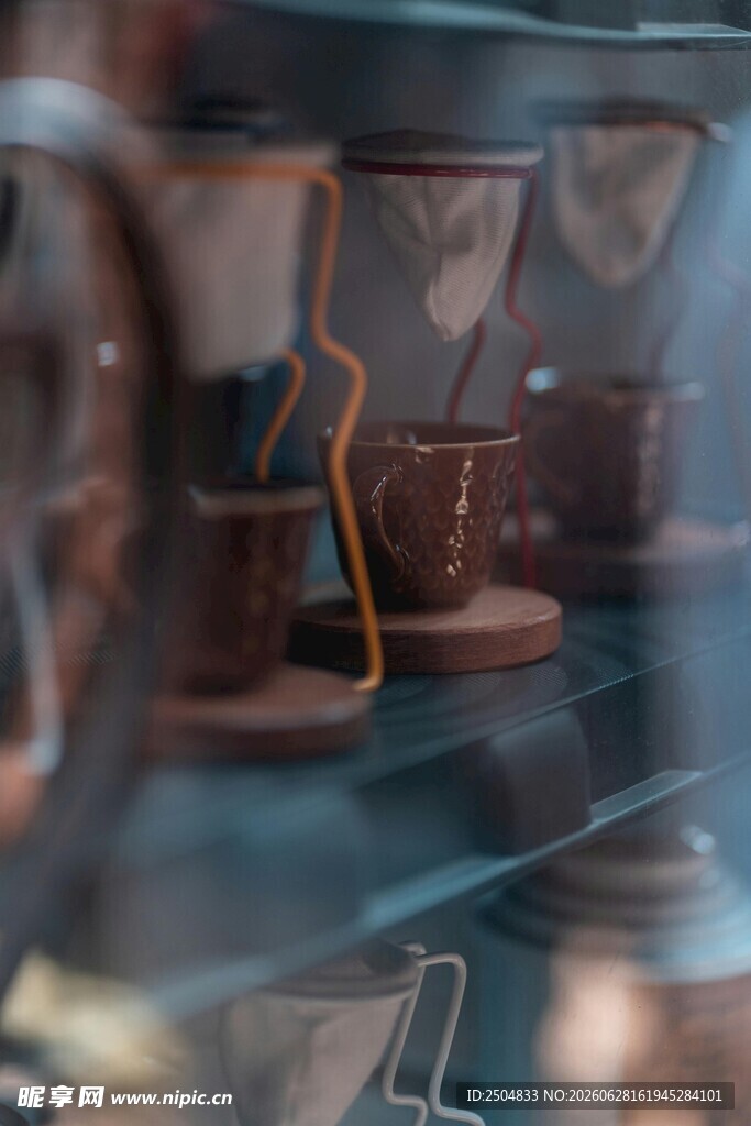 复古风架子上的精美杯具