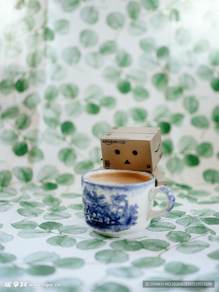 青花瓷杯上置古朴印章