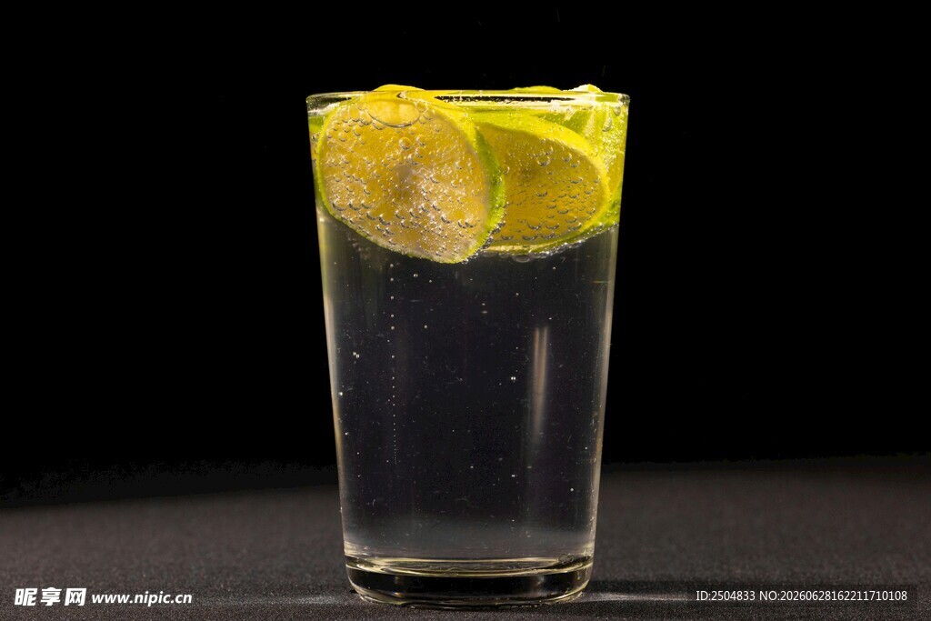 一杯柠檬泡水