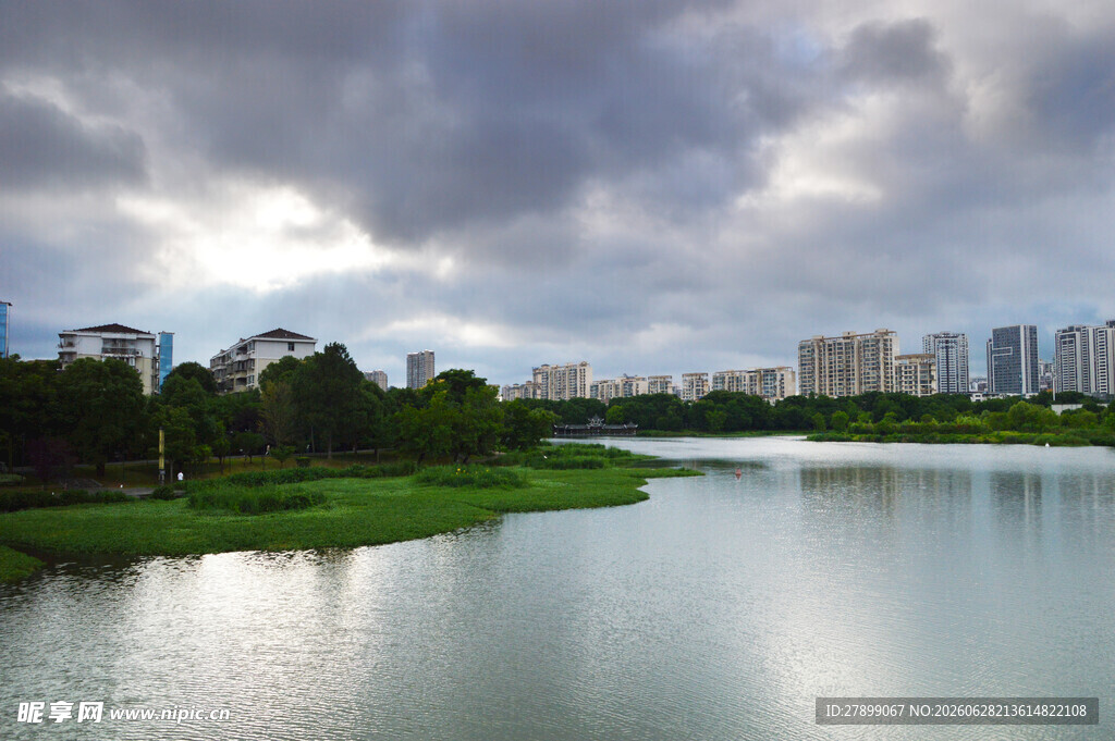 河畔城市风光