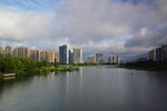 河畔城市风光