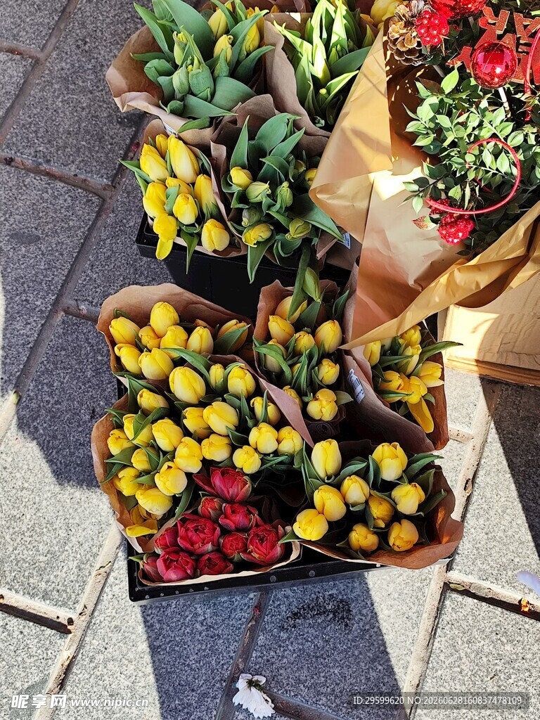 街头多彩鲜花待售