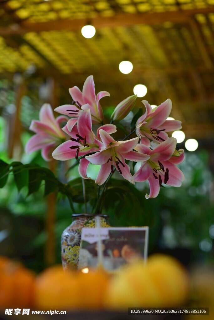 花瓶中的粉色百合花
