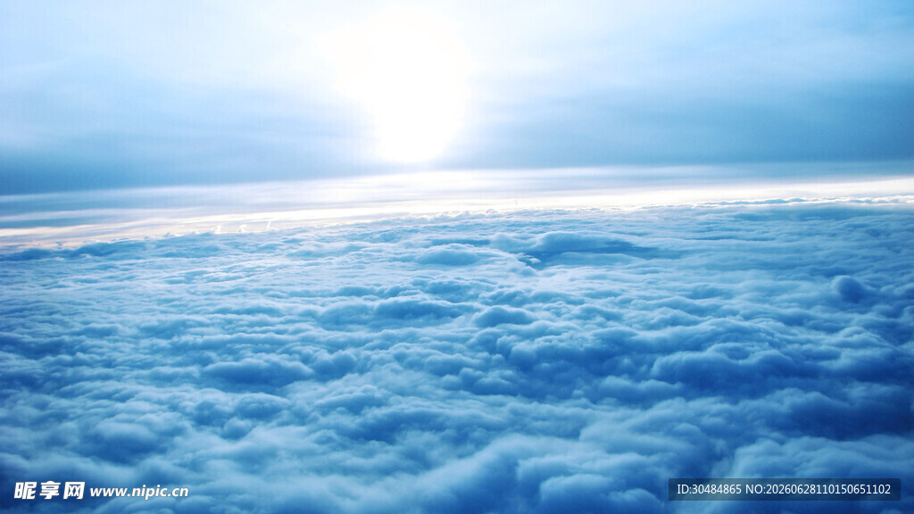 高空俯瞰云海与阳光