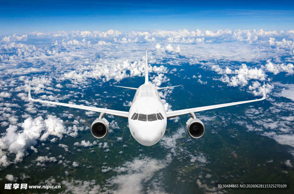 高空翱翔的民航客机