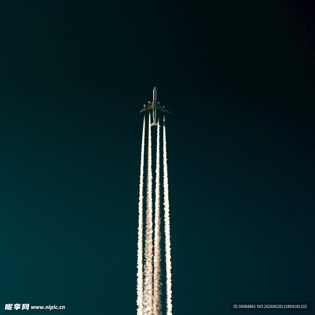 夜空中喷气式飞机