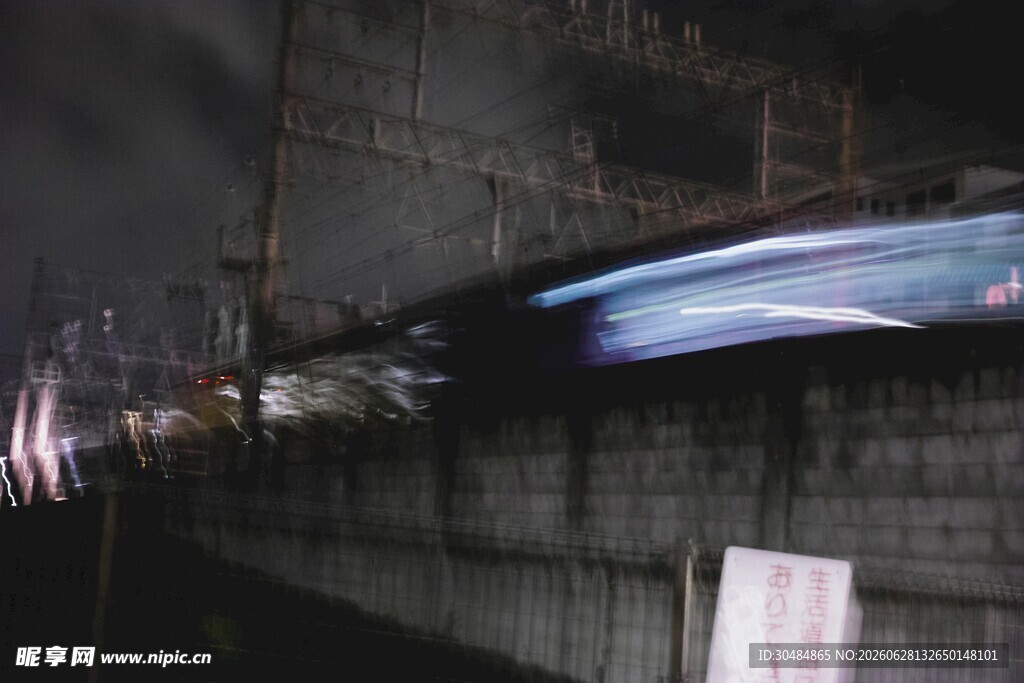 城市夜景中的地铁
