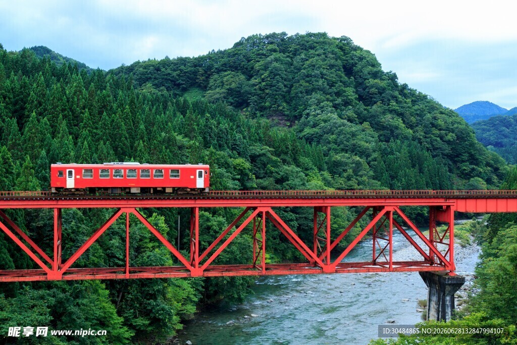 红色列车跨越青山绿水桥