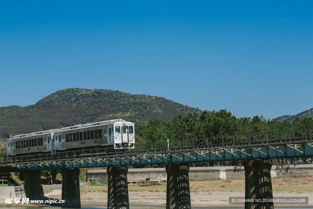 桥上行驶的一列火车