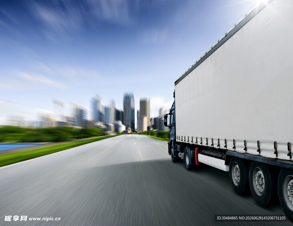 公路上行驶的载货大卡车