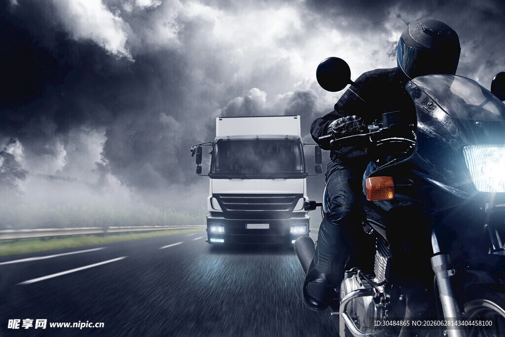 公路上摩托车与卡车