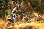 越野车手驰骋泥泞山道