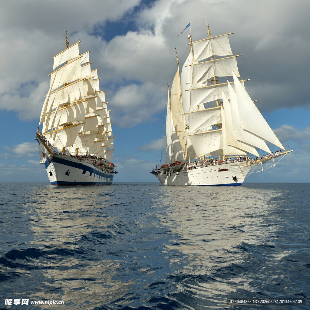 海上双帆船航行美景