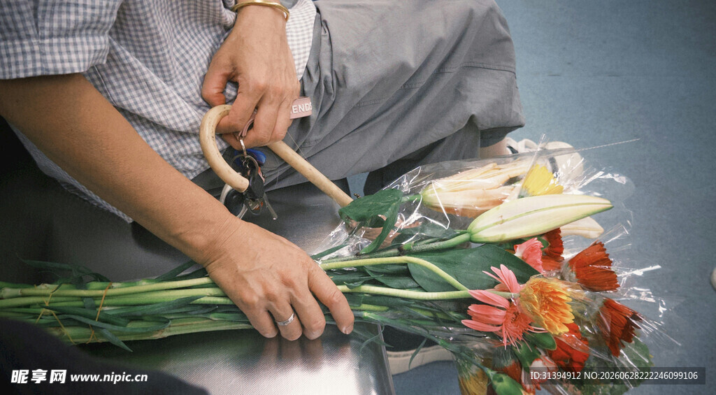 花艺师专注修剪多彩花束