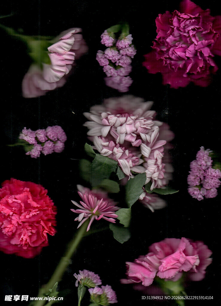 多彩花卉静物图